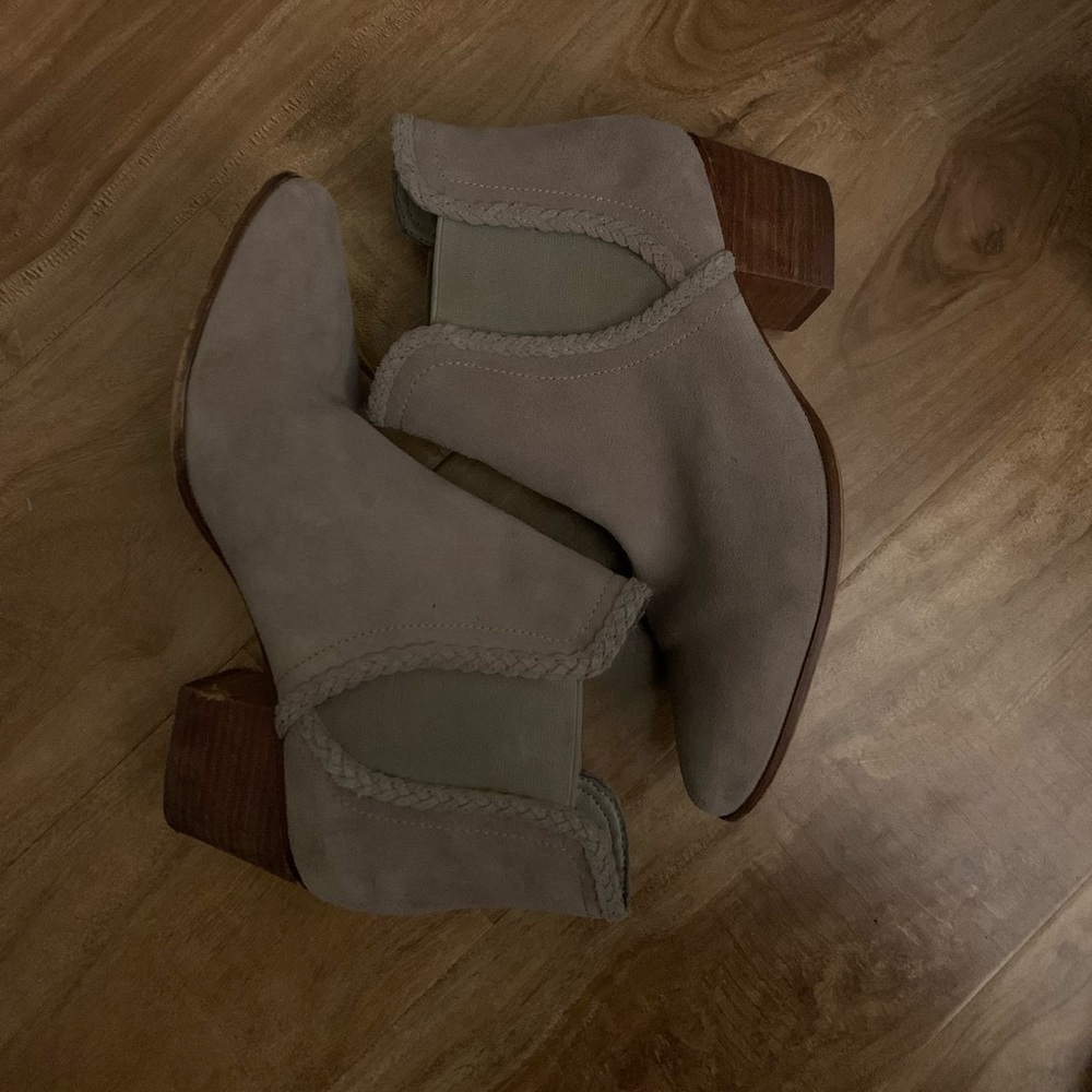Aldo shoes. Size 7.5. In good condition.